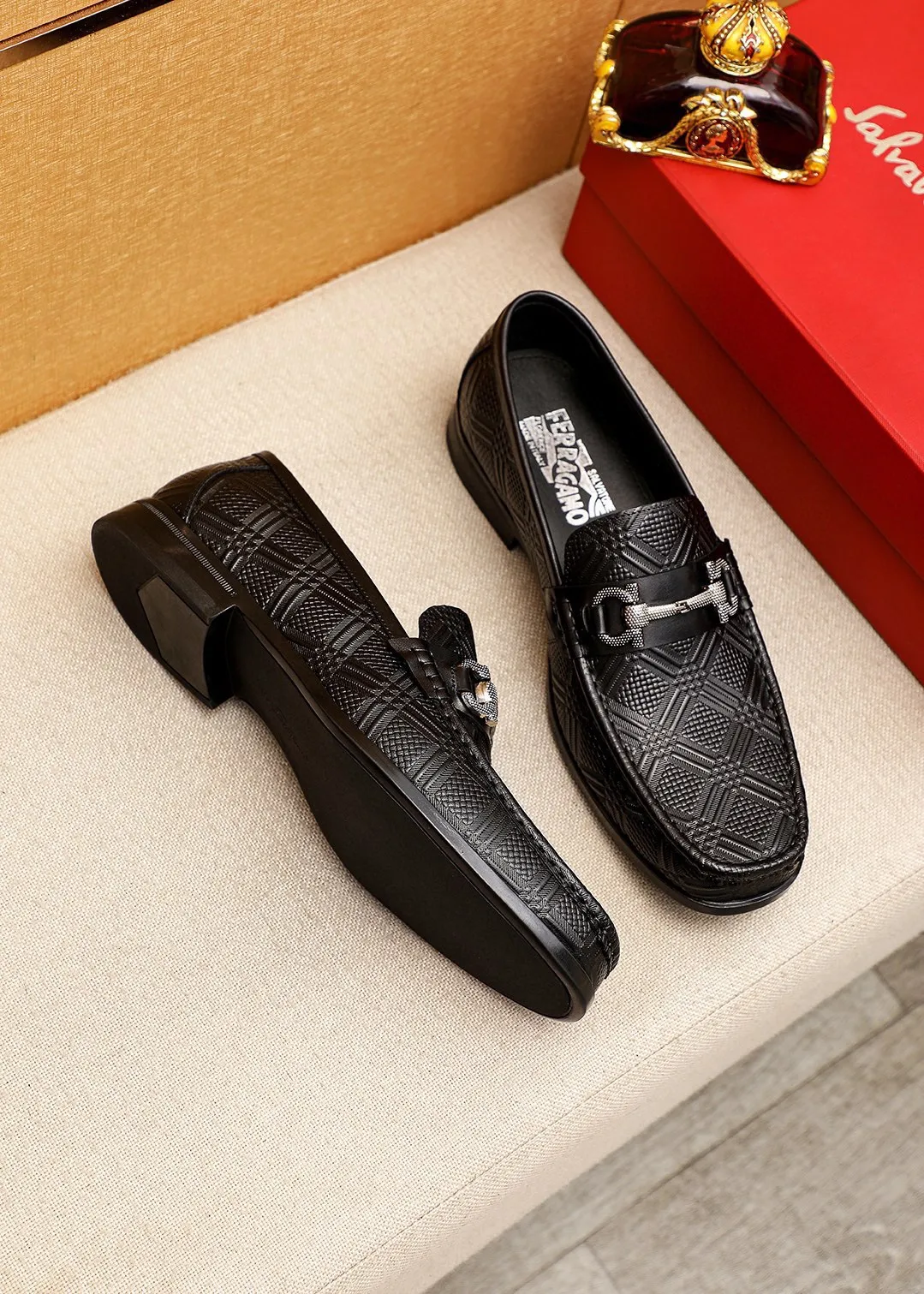 Men's shoes 💰460 💐 Product trademark: Ferragamo "Ferragamo" casual leather shoes Regular size: 38-44 (45.46🉑️customized) Product materials: Selected imported first-layer calfskin embossed upper + luxury hardware buckle, imported water-dyed cow leather lining. Strong three-dimensional visual effect, original rubber outsole Color: 1⃣️color optional